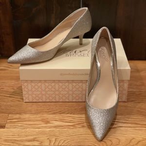Gorgeous sparkly gold new Jewel Badgley Mischka Royalty kitten heel, size 8.5